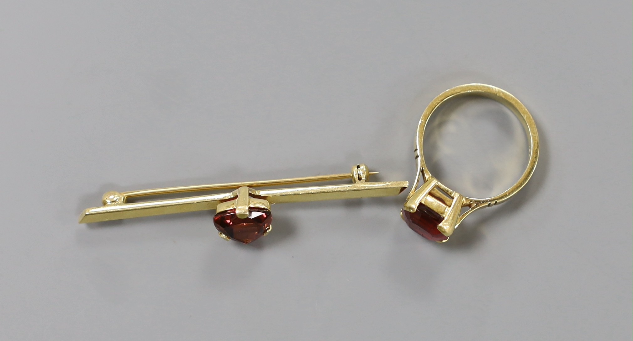 An 18ct and single stone tourmaline set ring, size P and an 18ct and tourmaline set tie pin, gross weight 11.4 grams.